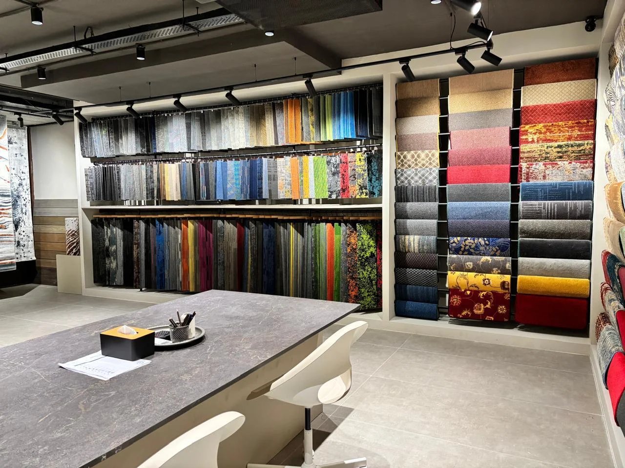 Showrooms interior by Simfy Re'Live
